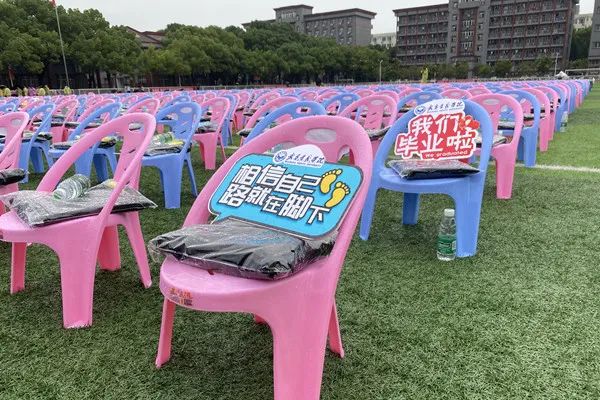 前面还有1053桌......等位！等位！等位！