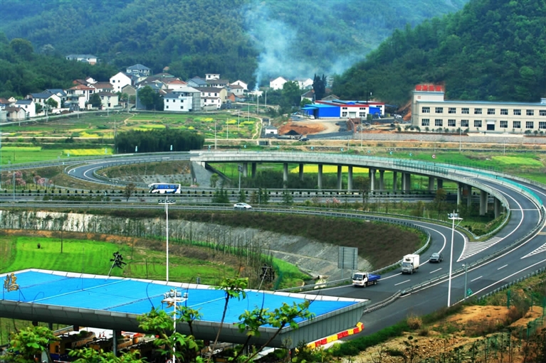（身边的变化）浙江阡陌村路变通途
