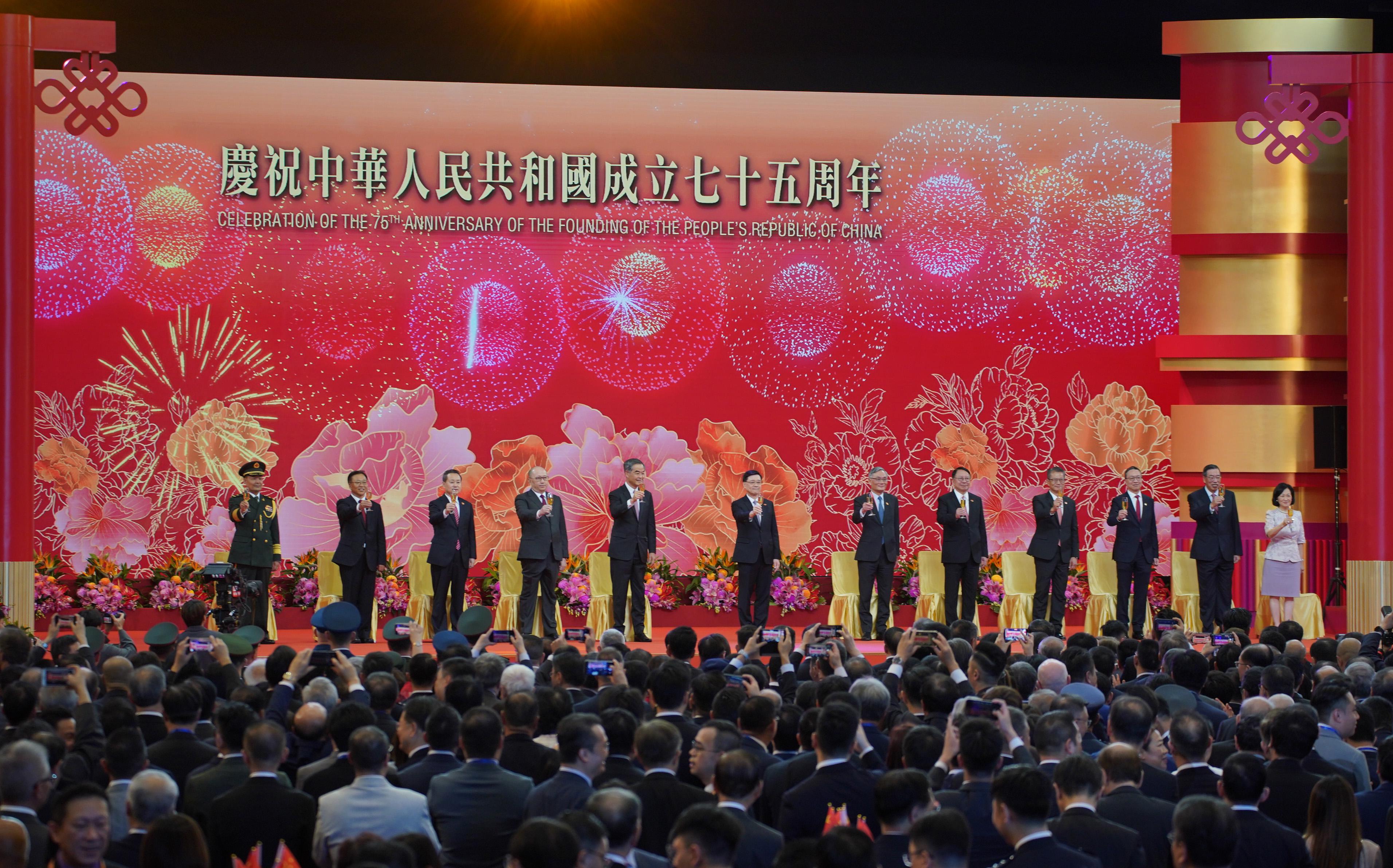 多名香港官员发文庆贺新中国成立75周年