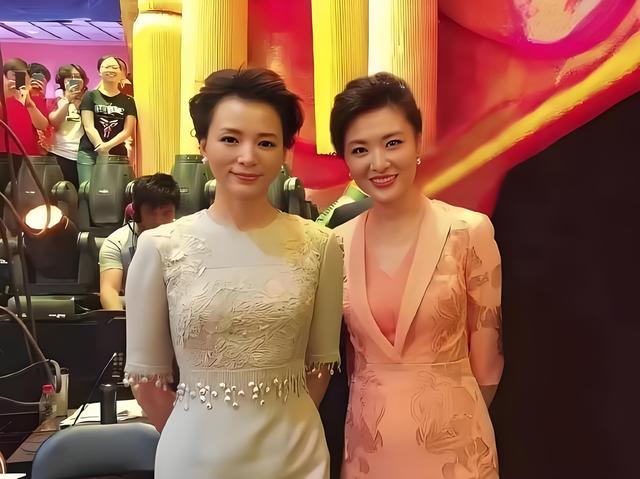 周涛、董卿的素颜照，才发现原来真正的美人，不在皮、也不在骨！