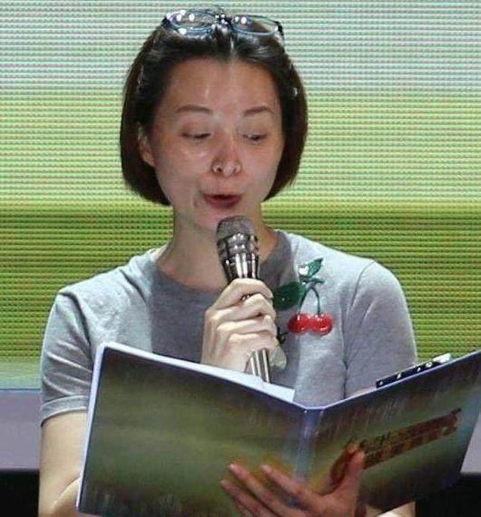 周涛、董卿的素颜照，才发现原来真正的美人，不在皮、也不在骨！