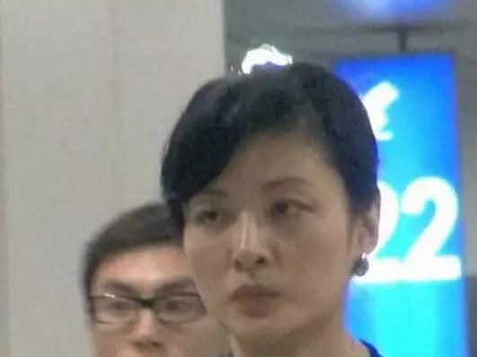 周涛、董卿的素颜照，才发现原来真正的美人，不在皮、也不在骨！