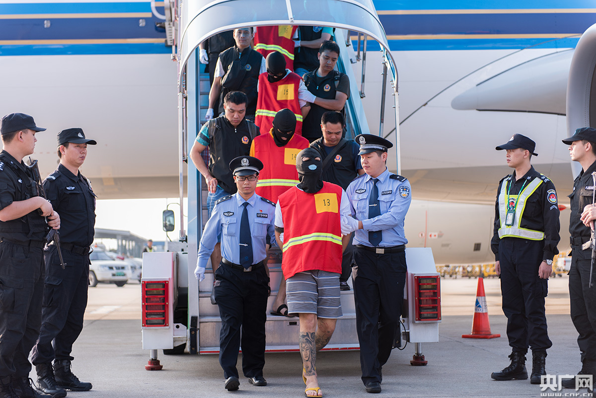 一名潜逃柬埔寨的犯罪嫌疑人被押解回国