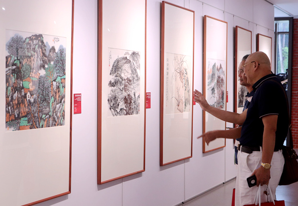 广西新的社会阶层人士“家国情怀”书法美术作品展在南宁开展