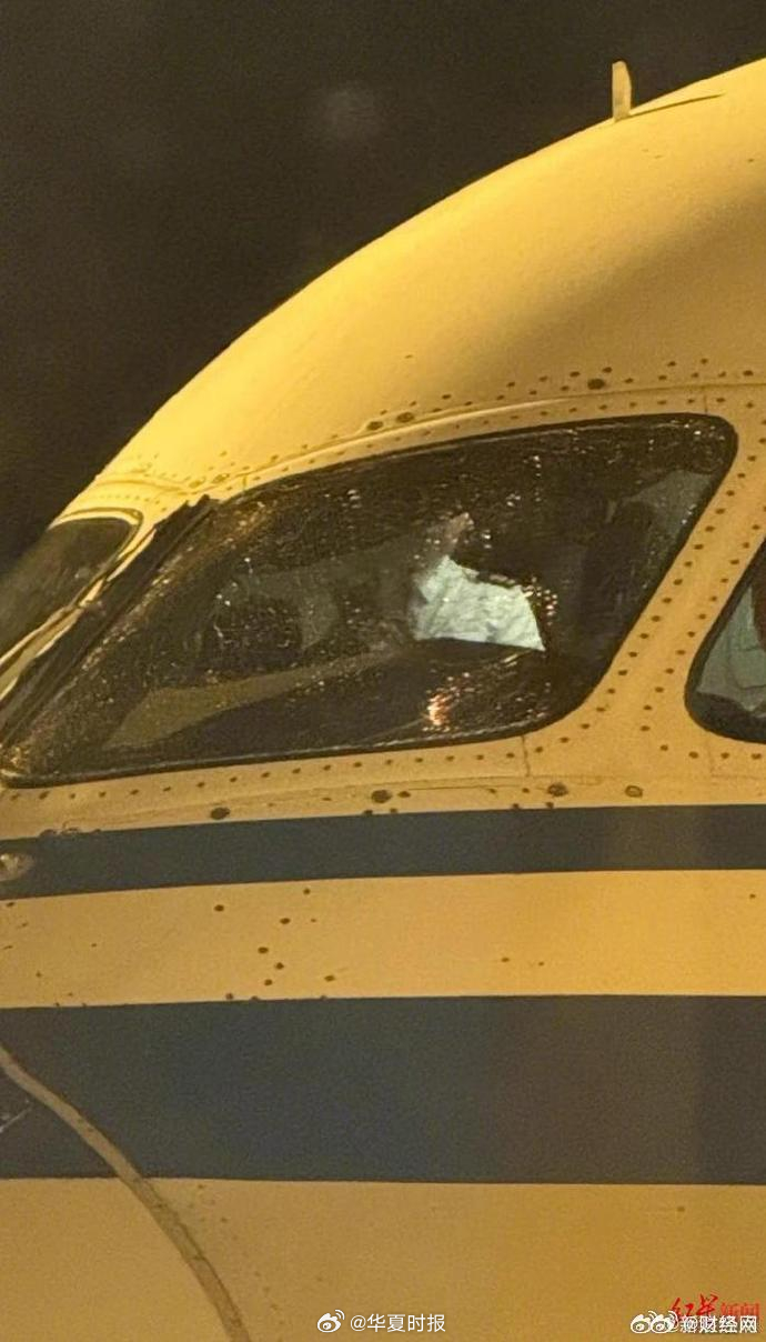 国航一航班疑中途因机械故障返航 航空公司确认 旅客称下飞机后发现飞机风挡疑有裂纹