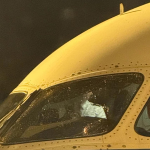 国航一航班疑中途因机械故障返航 航空公司确认 旅客称下飞机后发现飞机风挡疑有裂纹