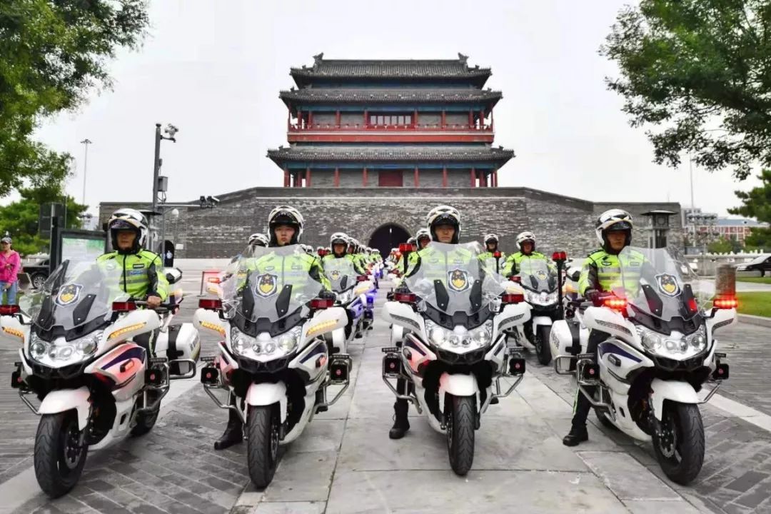 北京巾帼交警铁骑队:刚柔并济下“秒级响应” 北京巾帼交警铁骑队:刚柔并济下“秒级响应”