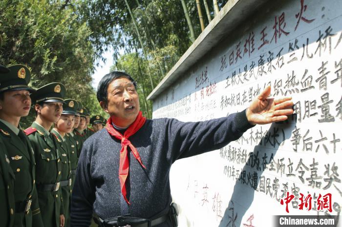 访冀中回民支队烈士“守墓人”：一身西装的“郑重”和一句承诺的“坚守”