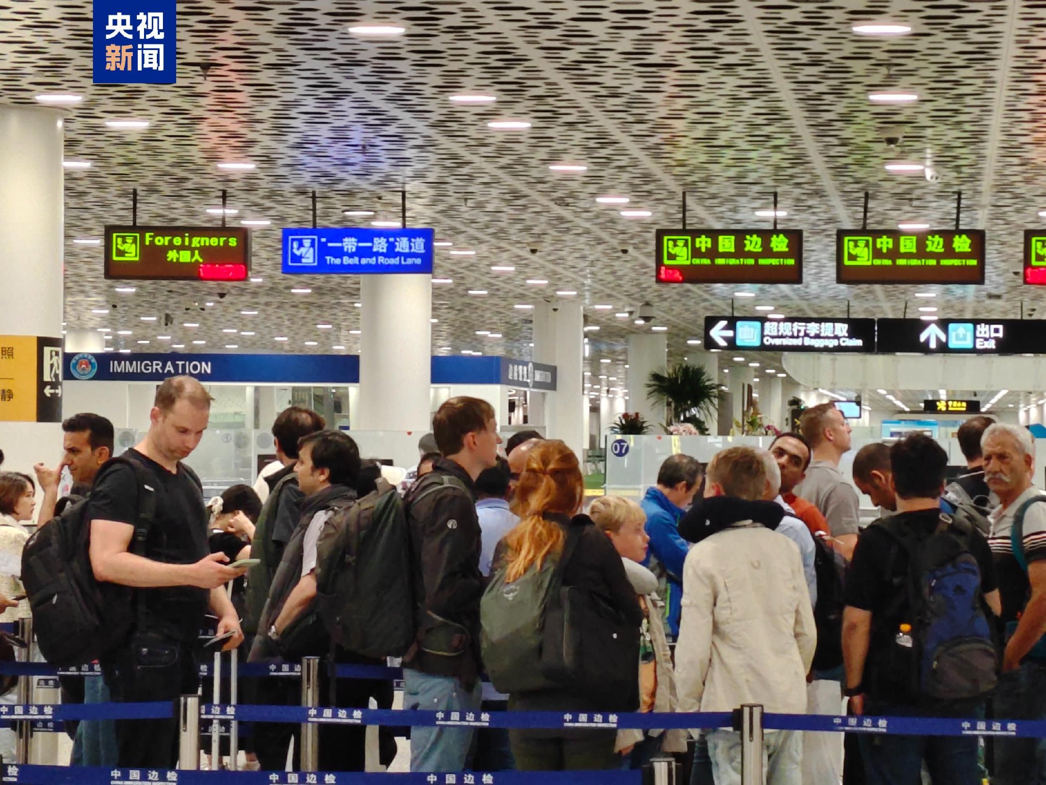 国庆假期过半 深圳机场口岸出入境人员同比增长58.1%