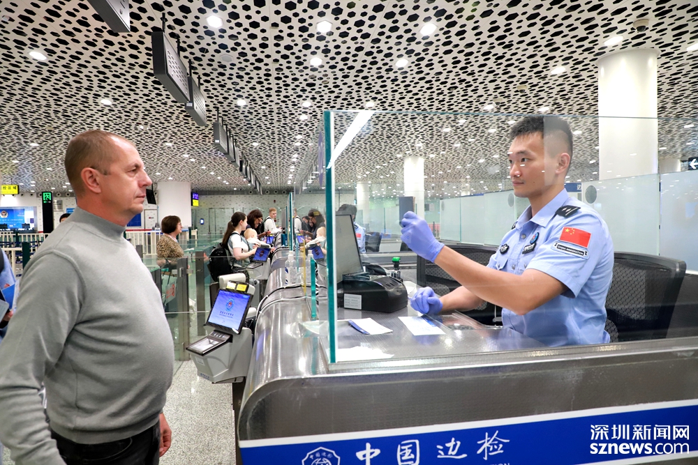 国庆假期过半 深圳机场口岸出入境人员同比增长58.1%