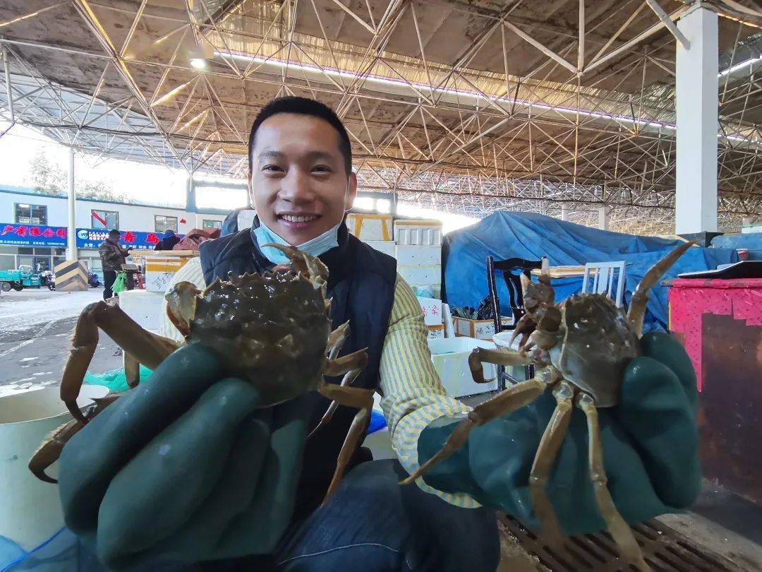 浙江“宁大青蟹”在新疆迎丰收 香港企业家点赞家乡发展