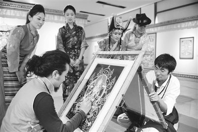  马达加斯加总统获赠灵境·人民艺术馆“簪花仕女图”仿制画 马达加斯加总统获赠灵境·人民艺术馆“簪花仕女图”仿制画 