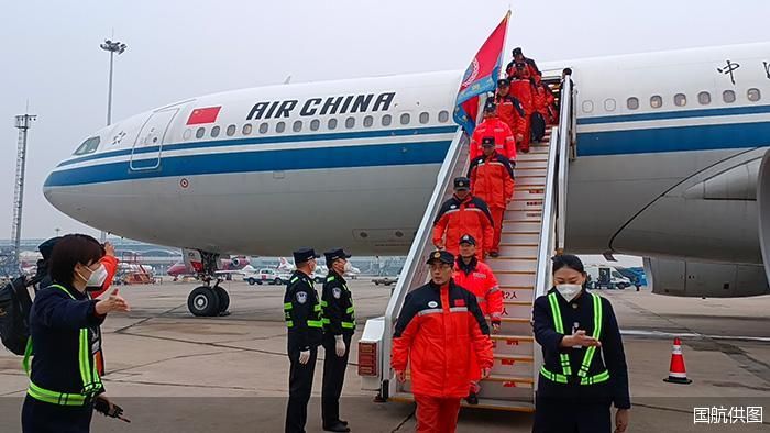 玉渊谭天丨在战火中完成撤侨 国航CCA061安全带回151人