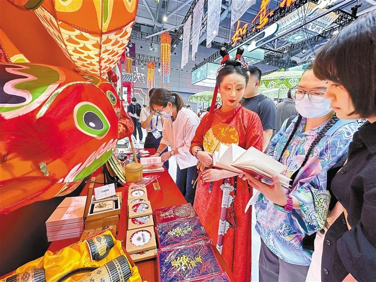 【央广时评】国庆文旅弘扬国韵花式翻新 培育国潮消费新场景