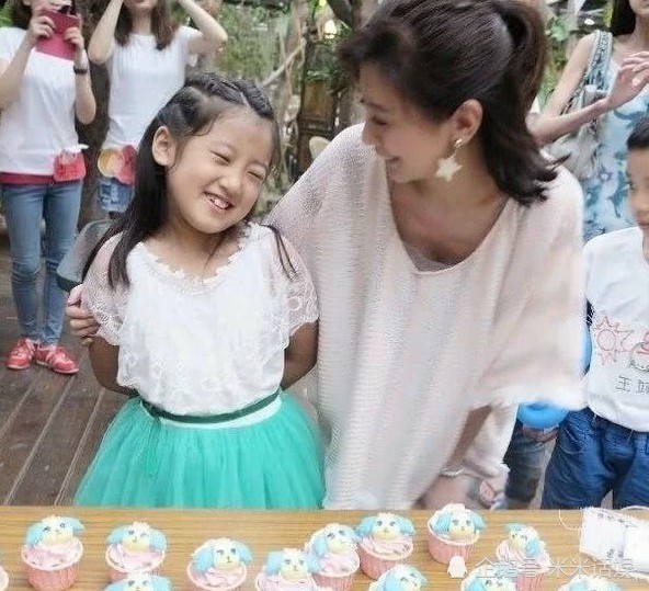 贾静雯50岁生日，梧桐妹惊喜现身，母女团聚感动落泪