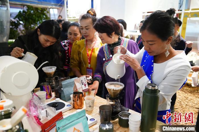 磨憨咖啡共享汇中老边境启幕 两国民众共享多元“咖味”
