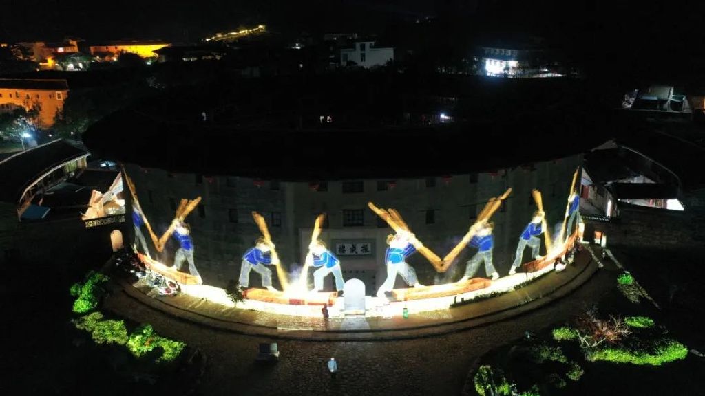 福建华安：国庆土楼上演非遗奇妙夜