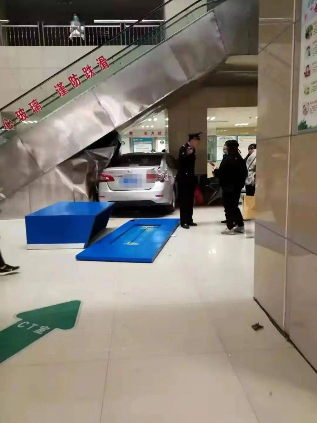 电动汽车冲进医院急诊大厅，院方：司机操作失误