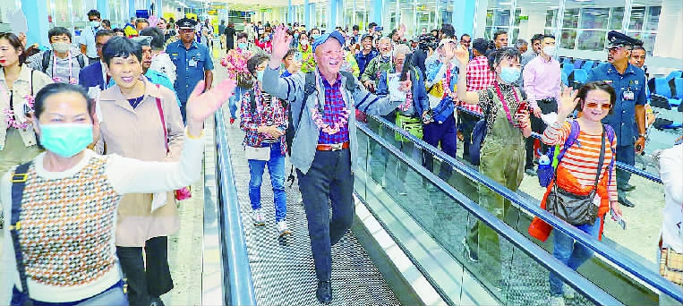 假期入境游持续火爆 “一老一小”来中国成为新热潮