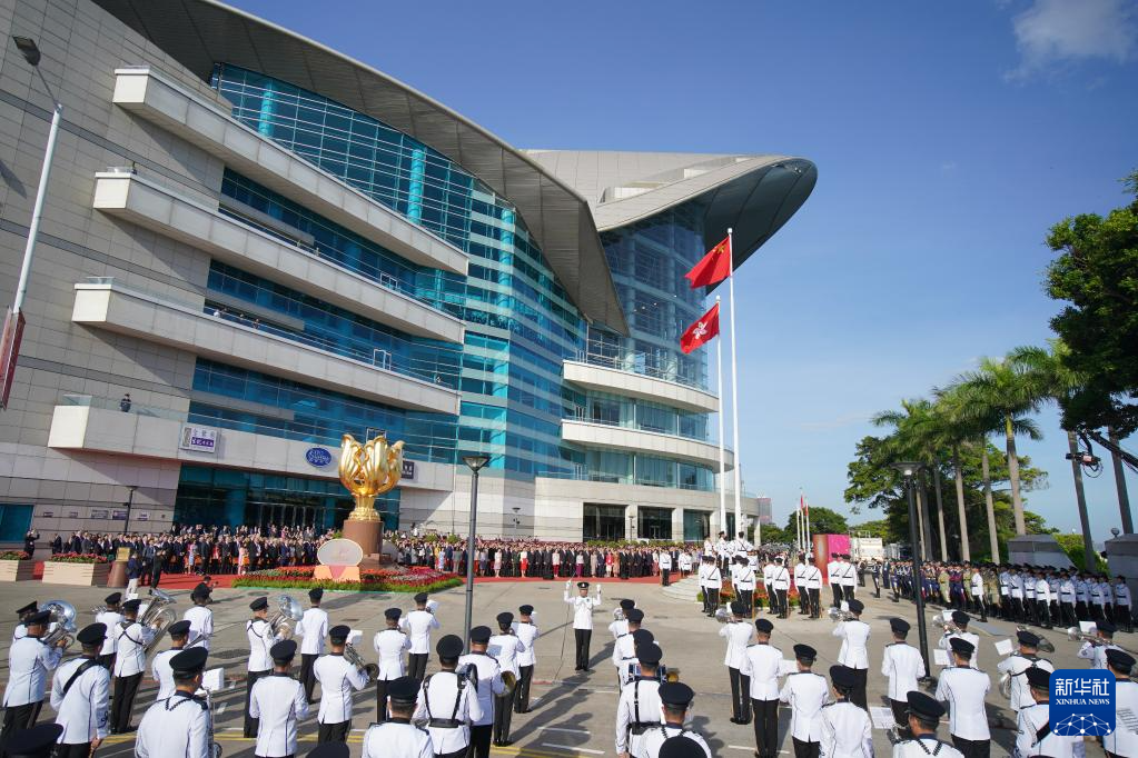 中央驻港机构在港举行升旗仪式 庆祝新中国成立75周年