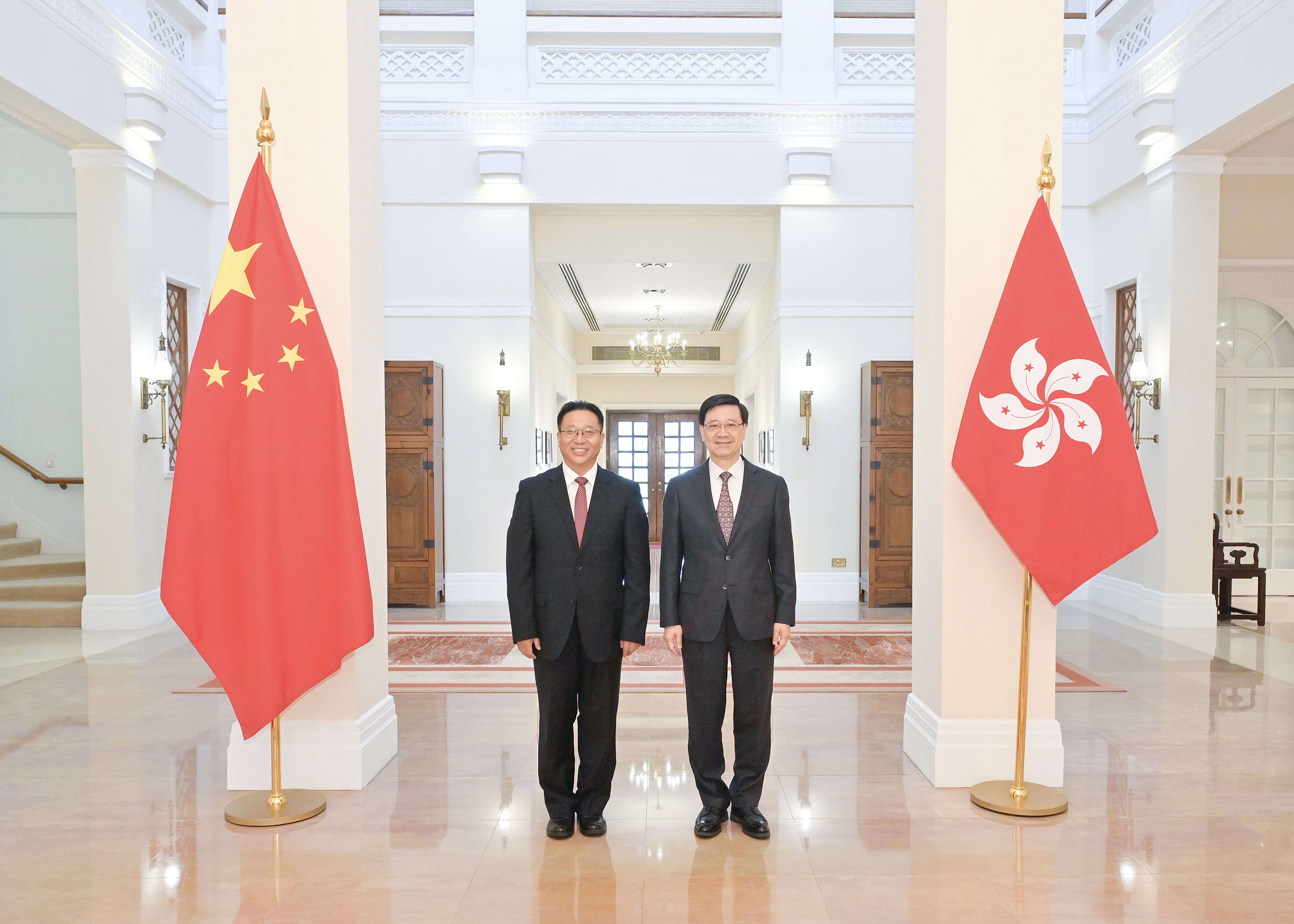 外交部驻港公署特派员崔建春接受巴西驻港总领事马一诺离任拜会