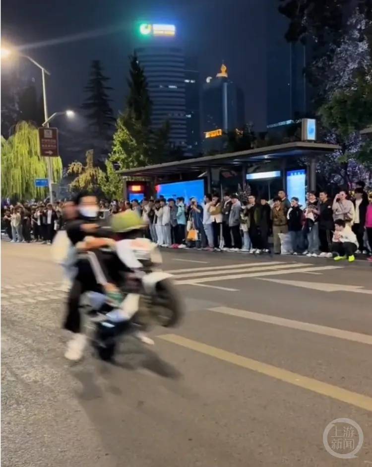 “鬼火少年”扎堆济南解放阁飙车、放烟花“炸街”，警方出动现场制止