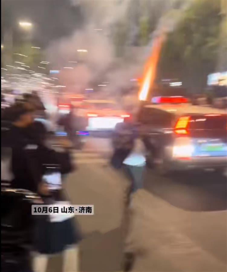 “鬼火少年”扎堆济南解放阁飙车、放烟花“炸街”，警方出动现场制止