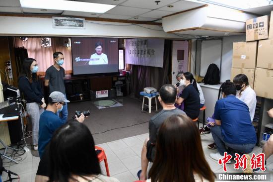 香港特首“落区”了解住房等基层民生 为施政报告作准备
