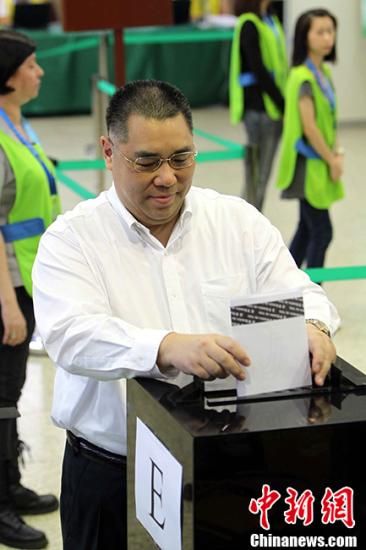 香港特首“落区”了解住房等基层民生 为施政报告作准备