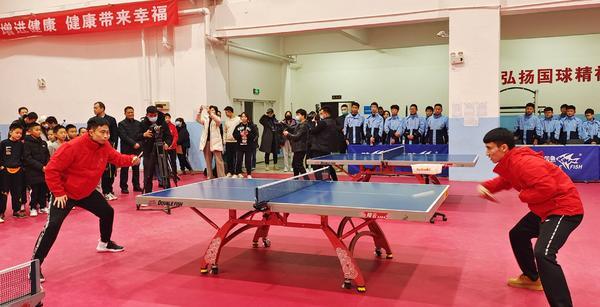 “国球两进”走进库尔勒 体坛名将与观众展开切磋