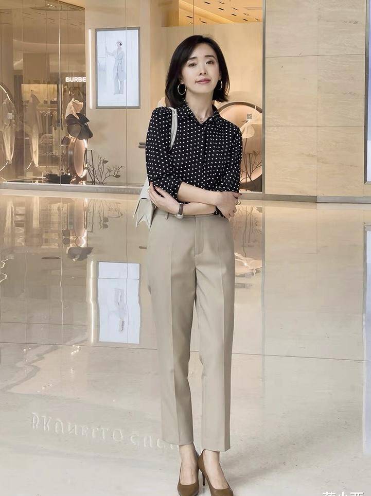 四五十岁女人穿“衬衫”，学会这3个搭配重点，优雅高级得体