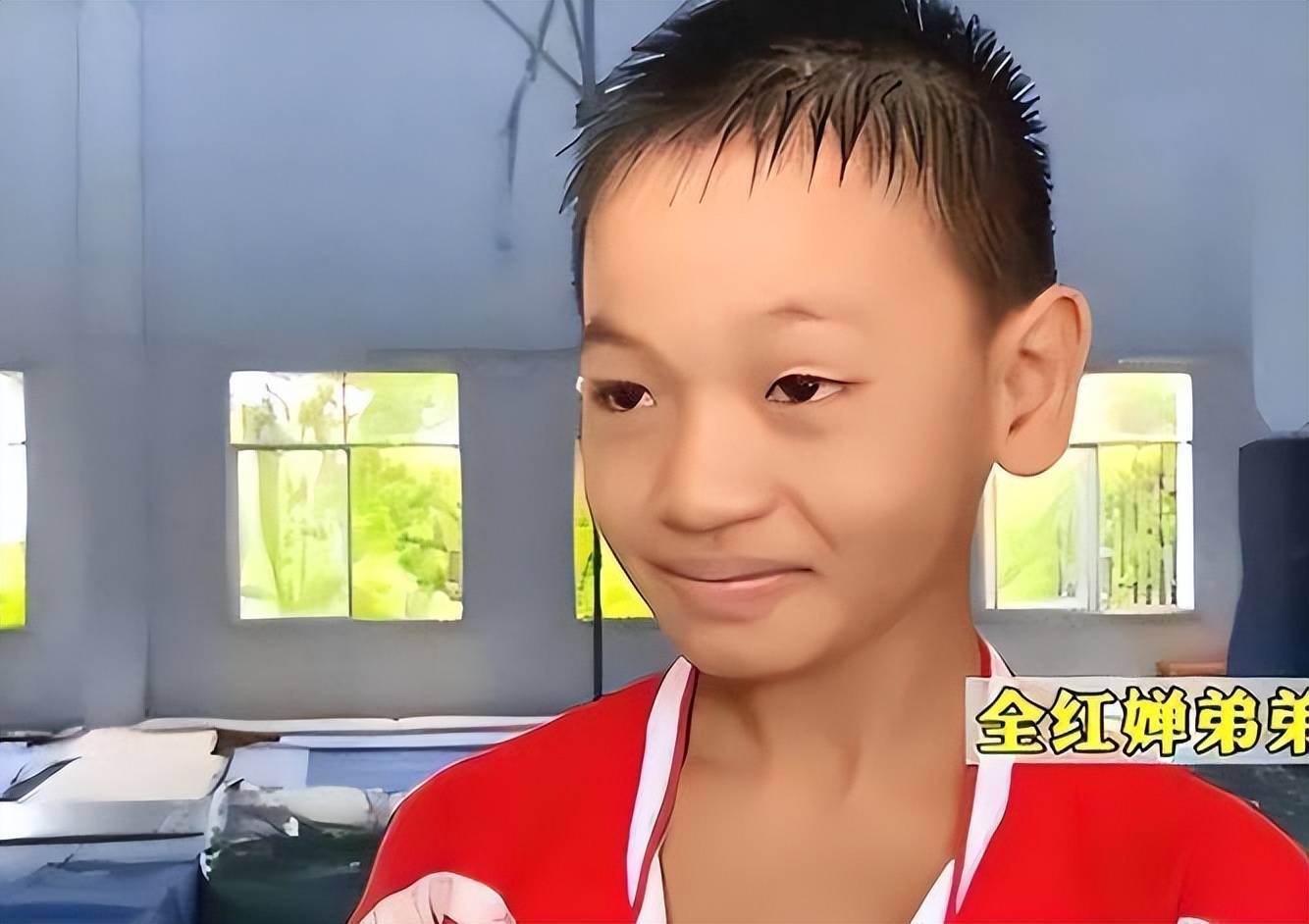 全红婵和弟弟妹妹玩簪花，全红月变漂亮了，全进鹏比姐姐还高