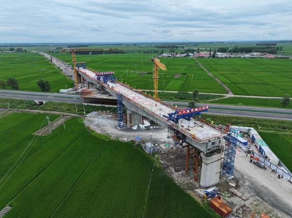 哈伊高铁跨222国道特大桥连续梁顺利合龙