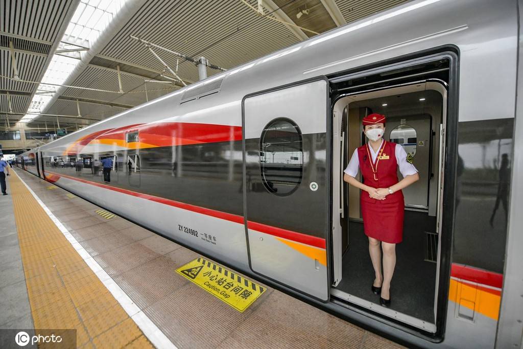 太铁首开“复兴号”智能动车组助旅客乘高铁游山西