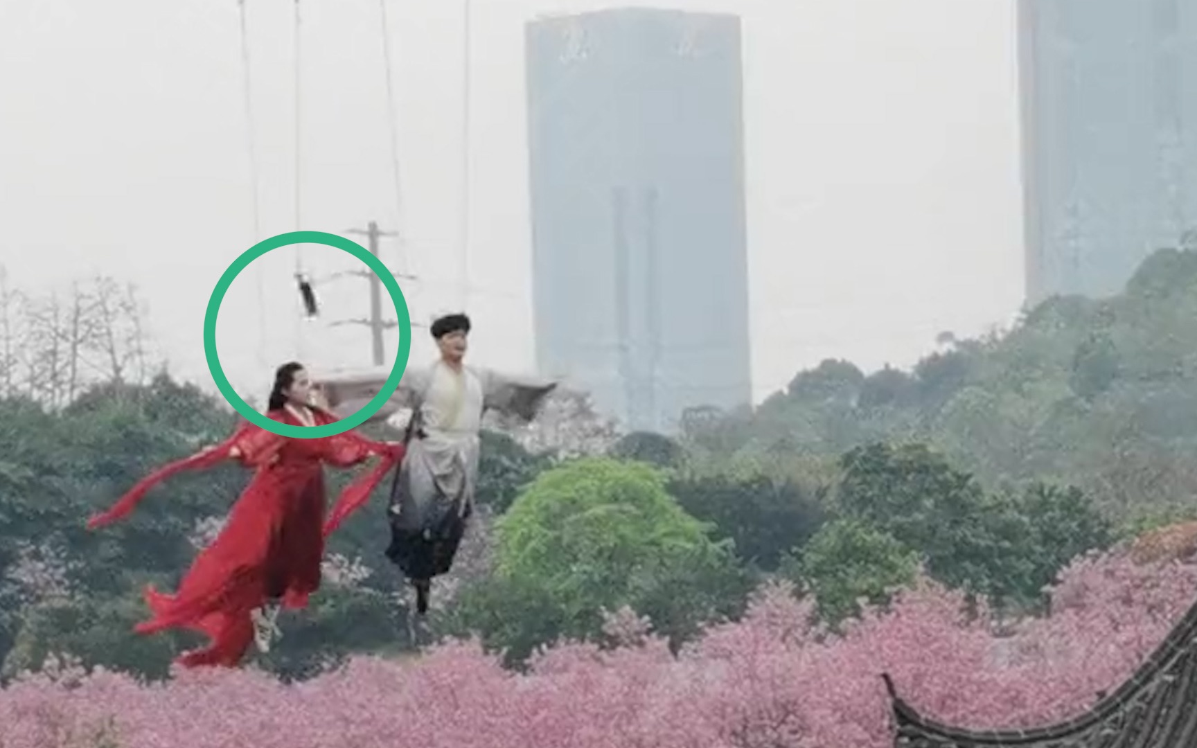 知名演员突发意外！吊威亚从高空摔下，工作室回应