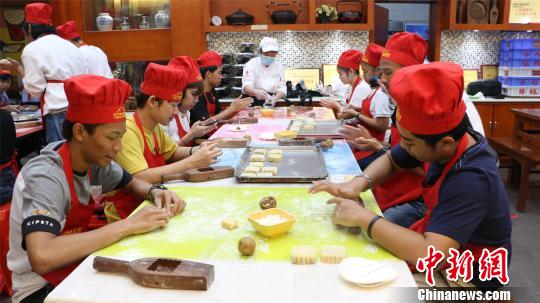 泰国高校师生制作中式美食庆中秋