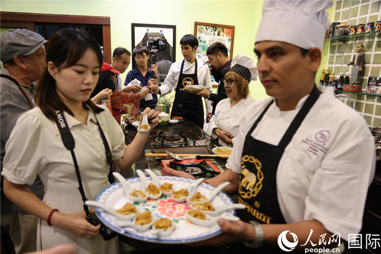 泰国高校师生制作中式美食庆中秋