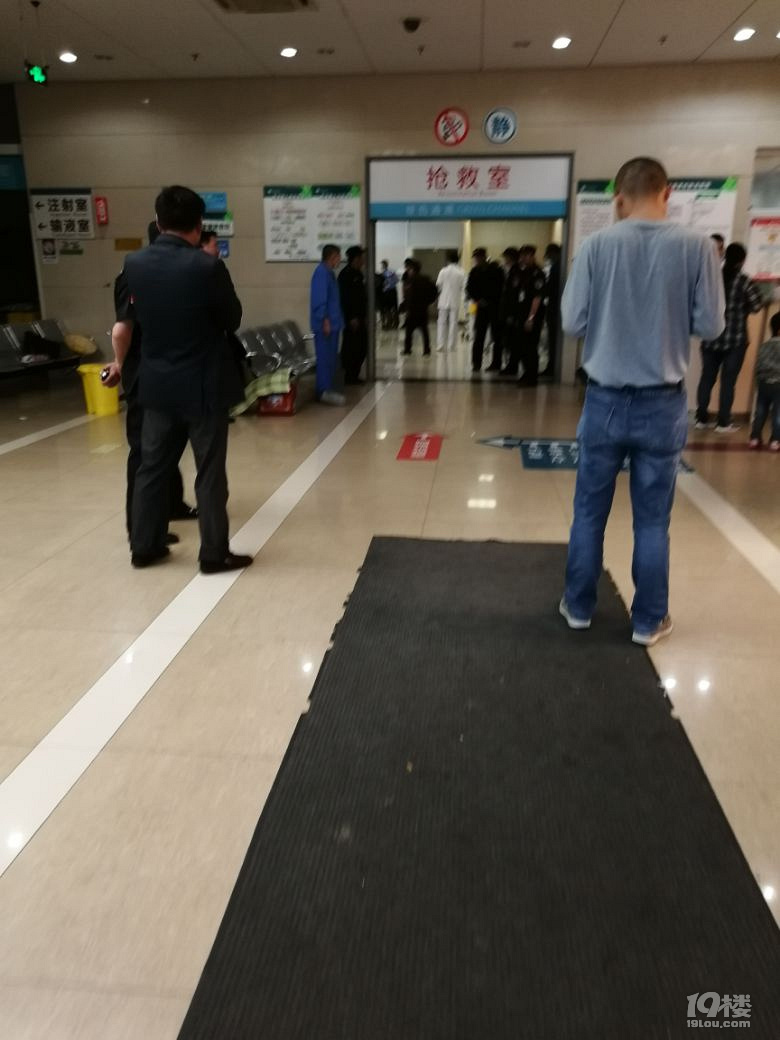 宁波一电动汽车冲进医院急诊大厅？医院：司机操作失误，无人员伤亡