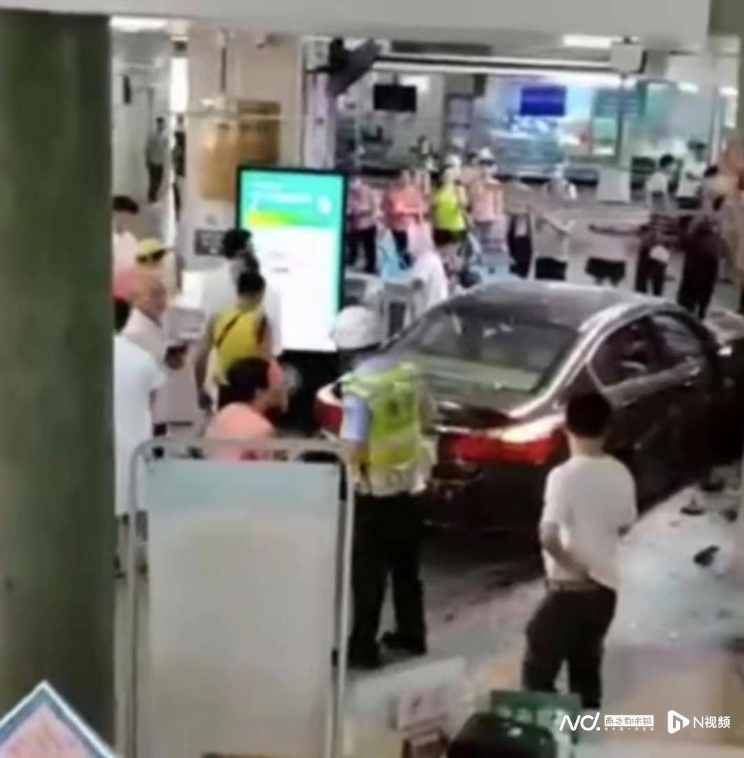 宁波一电动汽车冲进医院急诊大厅？医院：司机操作失误，无人员伤亡