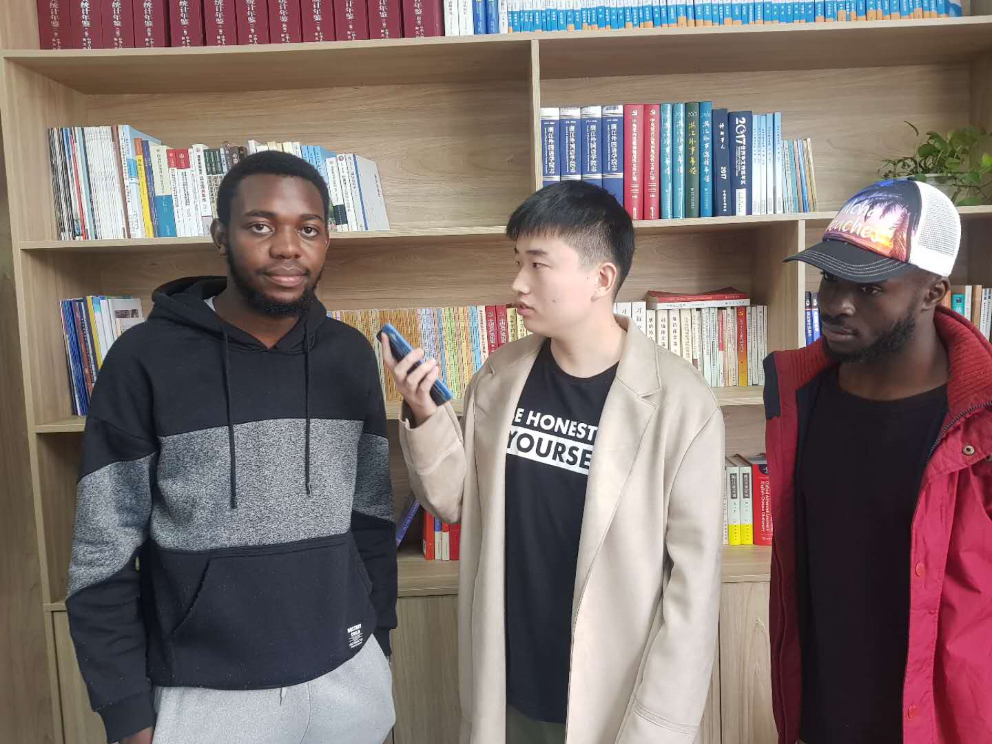 全球连线｜加纳籍留学生科莱蒙·查伟：中国发展太快 我要读懂中国