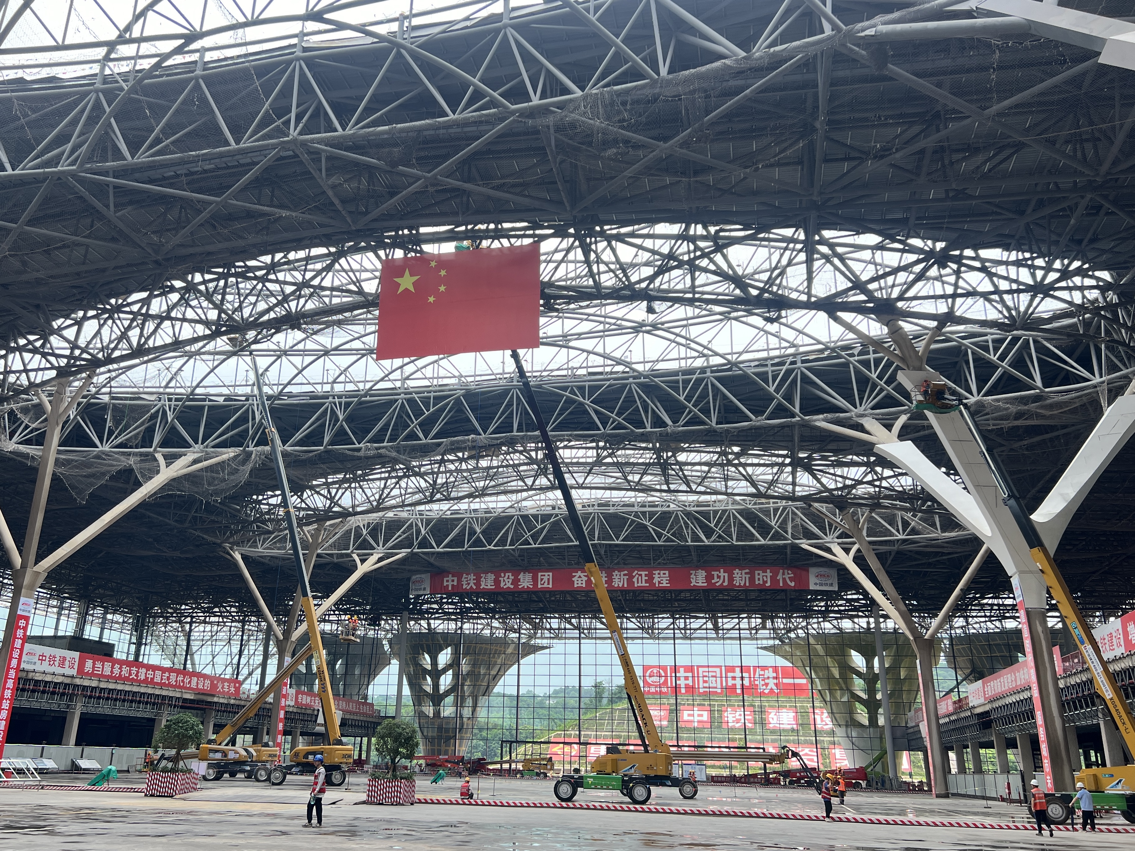 西部地区最大高铁枢纽站建设正酣