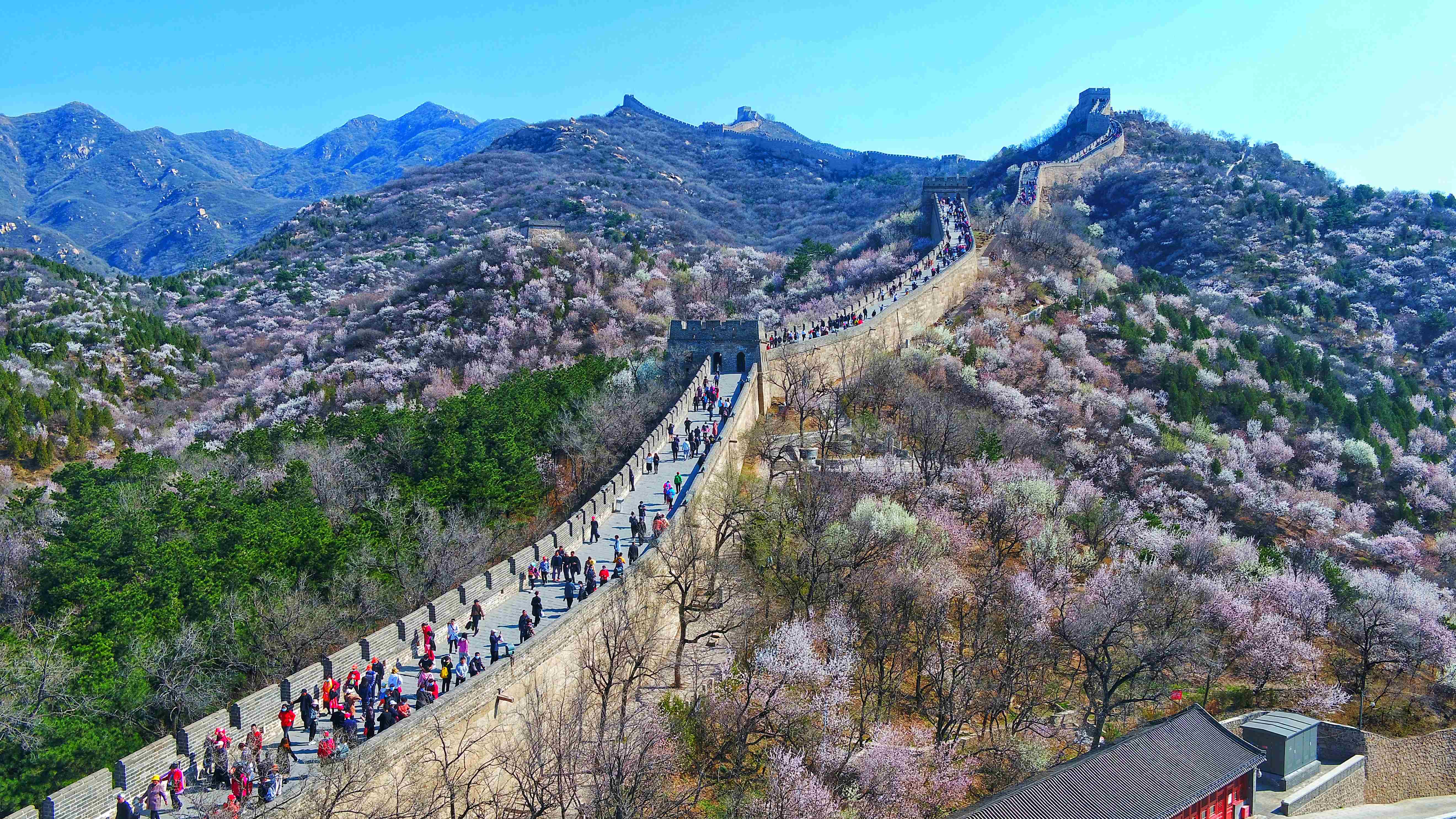 假期第6天八达岭长城站迎来返程高峰
