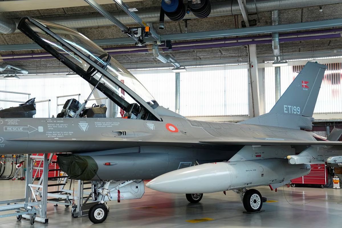 荷兰国防大臣宣布首批援助乌克兰的F-16战机已交付