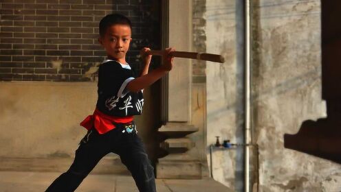 小小年纪英姿飒爽 6岁女孩跟爷爷练武行云流水
