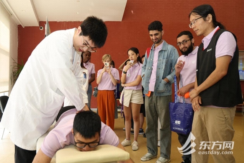 国际学生在沪开启探索岐黄之术的奇妙之旅