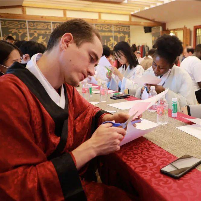 国际学生在沪开启探索岐黄之术的奇妙之旅