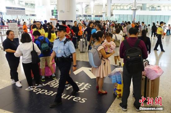国庆黄金周首日近50万人次入境香港