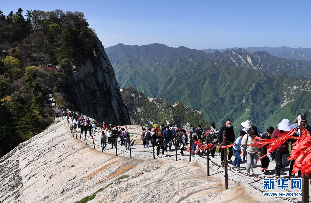 陕西：1500余名登山爱好者竞逐华山之巅