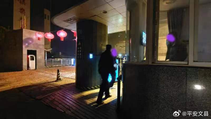 派出所凌晨3点还有游客排队打卡，“有时候警察都很想报警”