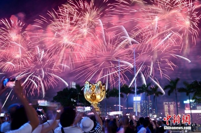 特写：绚烂烟花耀香江，共迎国庆75周年